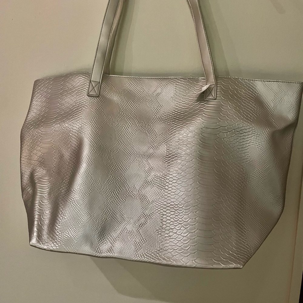 BRAND NEW large tote bag w/ zipper closure, 1 inside pocket.